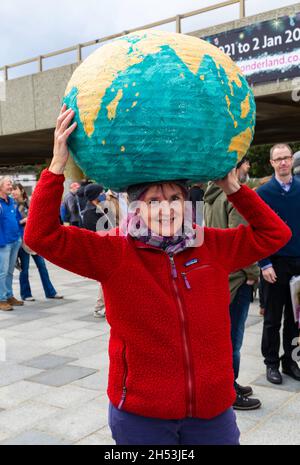 Bournemouth, Dorset, Großbritannien. November 2021. Demonstration und marsch in Bournemouth, während die COP26 Coalition einen globalen Aktionstag fordert, während die UN-Klimakonferenz, die COP26, in Glasgow stattfindet. In vielen Städten und Städten des Landes finden Demonstrationen statt, um die Botschaft zu vermitteln, dass wir jetzt Maßnahmen gegen den Klimawandel brauchen! Quelle: Carolyn Jenkins/Alamy Live News Stockfoto