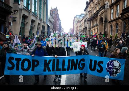 Glasgow, Großbritannien. November 2021. Protestierende mit Plakaten marschieren während des Global Day of Action durch die Stadt.ÊThe Protest mobilisiert Bewegungen gegen die führenden Politiker der Welt, die am COP26-Klimagipfel teilnehmen. Kredit: Andy Barton/Alamy Live Nachrichten Stockfoto