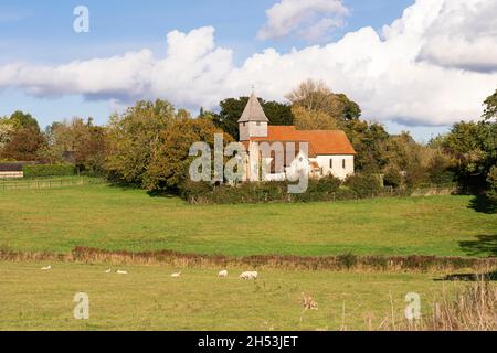 St. Mary the Virgin, eine Landkirche aus dem 12th. Jahrhundert mit einem hölzernen Glockenklang, der in den alten Mauern der römischen Stadt Silchester steht. Hampshire, Großbritannien Stockfoto