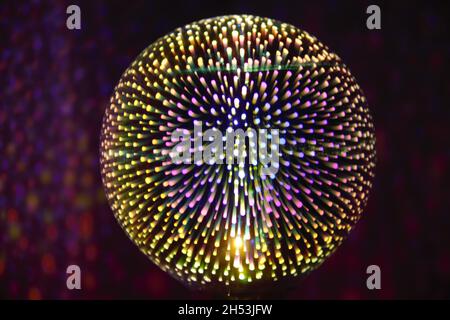 Fotografie von abstrakten Formen. Futuristische Lampe, abstrakter Hintergrund, lebendige und bunte Farben, bunte Mini-Blöcke von Lichtern, geometrisch, modern. Stockfoto