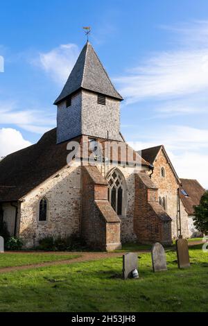 St. Mary the Virgin, eine Landkirche aus dem 12th. Jahrhundert mit einem hölzernen Glockenklang, der in den alten Mauern der römischen Stadt Silchester steht. Hampshire, Großbritannien Stockfoto