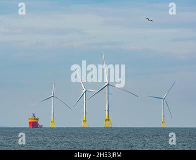 Offshore-Versorgungsschiffe, die von Windenergieanlagen in Offshore-Windparks von der Aberdeen Bay aus, Nordsee, Schottland, Großbritannien, verankert sind Stockfoto