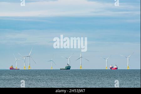 Offshore-Versorgungsschiffe, die von Windenergieanlagen in Offshore-Windparks von der Aberdeen Bay aus, Nordsee, Schottland, Großbritannien, verankert sind Stockfoto