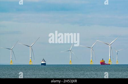 Offshore-Versorgungsschiffe, die von Windenergieanlagen in Offshore-Windparks von der Aberdeen Bay aus, Nordsee, Schottland, Großbritannien, verankert sind Stockfoto