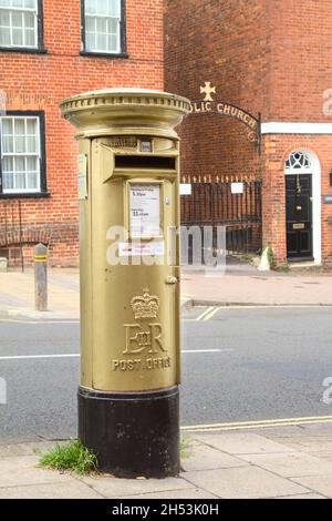 Gold Painted Postbox in Lymington zum Gedenken an Ben Ainslies Goldmedaille bei den Olympischen Spielen 2012 in London, Lymington, Großbritannien Stockfoto