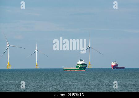 Offshore-Versorgungsschiffe, die von Windenergieanlagen in Offshore-Windparks von der Aberdeen Bay aus, Nordsee, Schottland, Großbritannien, verankert sind Stockfoto