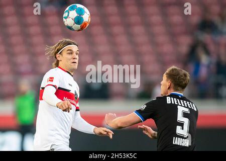 Stuttgart, Deutschland. November 2021. Fußball: Bundesliga, VfB Stuttgart - Arminia Bielefeld, Matchday 11, Mercedes-Benz Arena. Die Stuttgarter Borna Sosa (l) im Kampf gegen den Bielefelder Jacob Barrett Laursen. Kredit: Tom Weller/dpa - WICHTIGER HINWEIS: Gemäß den Bestimmungen der DFL Deutsche Fußball Liga und/oder des DFB Deutscher Fußball-Bund ist es untersagt, im Stadion und/oder vom Spiel aufgenommene Fotos in Form von Sequenzbildern und/oder videoähnlichen Fotoserien zu verwenden oder zu verwenden./dpa/Alamy Live News Stockfoto