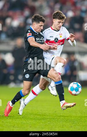 Stuttgart, Deutschland. November 2021. Fußball: Bundesliga, VfB Stuttgart - Arminia Bielefeld, Matchday 11, Mercedes-Benz Arena. Bielefelds Alessandro Schöpf (l.) im Kampf gegen Stuttgarter Mateo Klimowicz. Kredit: Tom Weller/dpa - WICHTIGER HINWEIS: Gemäß den Bestimmungen der DFL Deutsche Fußball Liga und/oder des DFB Deutscher Fußball-Bund ist es untersagt, im Stadion und/oder vom Spiel aufgenommene Fotos in Form von Sequenzbildern und/oder videoähnlichen Fotoserien zu verwenden oder zu verwenden./dpa/Alamy Live News Stockfoto