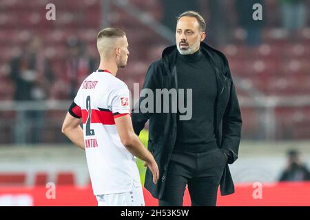 Stuttgart, Deutschland. November 2021. Fußball: Bundesliga, VfB Stuttgart - Arminia Bielefeld, Matchday 11, Mercedes-Benz Arena. Der Stuttgarter Waldemar Anton (l) und Trainer Pellegrino Matarazzo nach dem Spiel. Kredit: Tom Weller/dpa - WICHTIGER HINWEIS: Gemäß den Bestimmungen der DFL Deutsche Fußball Liga und/oder des DFB Deutscher Fußball-Bund ist es untersagt, im Stadion und/oder vom Spiel aufgenommene Fotos in Form von Sequenzbildern und/oder videoähnlichen Fotoserien zu verwenden oder zu verwenden./dpa/Alamy Live News Stockfoto