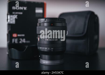 London | UK - 2021.10.09: Nahaufnahme von Produktfotos des Sony FE 24 mm F1.4 GM Objektivs auf schwarzem Schreibtisch Stockfoto