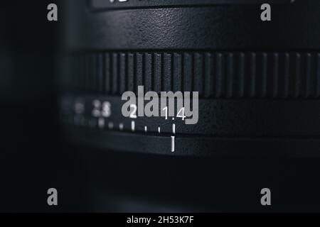London | UK - 2021.10.09: Nahaufnahme von Produktfotos des Sony FE 24 mm F1.4 GM Objektivs auf schwarzem Schreibtisch Stockfoto