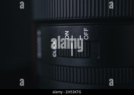London | UK - 2021.10.09: Nahaufnahme von Produktfotos des Sony FE 24 mm F1.4 GM Objektivs auf schwarzem Schreibtisch Stockfoto