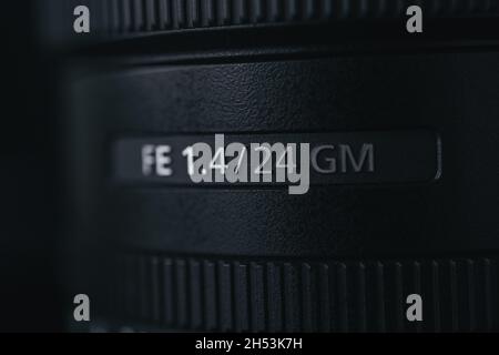 London | UK - 2021.10.09: Nahaufnahme von Produktfotos des Sony FE 24 mm F1.4 GM Objektivs auf schwarzem Schreibtisch Stockfoto