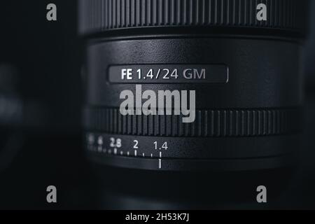 London | UK - 2021.10.09: Nahaufnahme von Produktfotos des Sony FE 24 mm F1.4 GM Objektivs auf schwarzem Schreibtisch Stockfoto