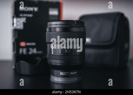 London | UK - 2021.10.09: Nahaufnahme von Produktfotos des Sony FE 24 mm F1.4 GM Objektivs auf schwarzem Schreibtisch Stockfoto