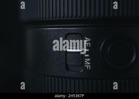 London | UK - 2021.10.09: Nahaufnahme von Produktfotos des Sony FE 24 mm F1.4 GM Objektivs auf schwarzem Schreibtisch Stockfoto