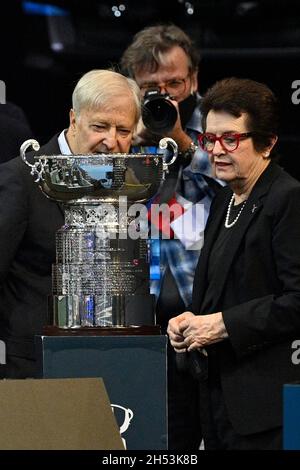 Prag, Tschechische Republik. November 2021. Von links posieren der ehemalige tschechische Tennisspieler Jan Kodes und der ehemalige amerikanische Tennisspieler Billie Jean King mit einem Pokal für Fotografen während des Frauen-Tennispokals Billie Jean King Cup (ehemaliger Fed Cup) in Prag, Tschechien, 6. November 2021. Quelle: Michal Kamaryt/CTK Photo/Alamy Live News Stockfoto