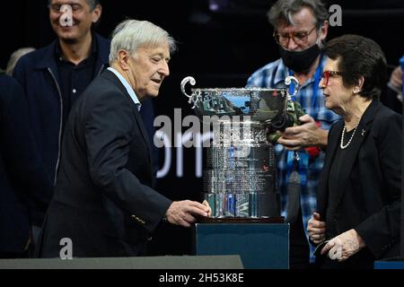 Prag, Tschechische Republik. November 2021. Von links posieren der ehemalige tschechische Tennisspieler Jan Kodes und der ehemalige amerikanische Tennisspieler Billie Jean King mit einem Pokal für Fotografen während des Frauen-Tennispokals Billie Jean King Cup (ehemaliger Fed Cup) in Prag, Tschechien, 6. November 2021. Quelle: Michal Kamaryt/CTK Photo/Alamy Live News Stockfoto