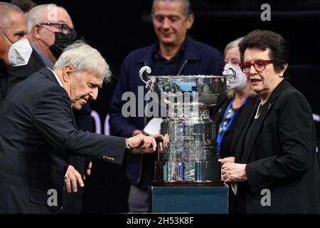 Prag, Tschechische Republik. November 2021. Von links posieren der ehemalige tschechische Tennisspieler Jan Kodes und der ehemalige amerikanische Tennisspieler Billie Jean King mit einem Pokal für Fotografen während des Frauen-Tennispokals Billie Jean King Cup (ehemaliger Fed Cup) in Prag, Tschechien, 6. November 2021. Quelle: Michal Kamaryt/CTK Photo/Alamy Live News Stockfoto