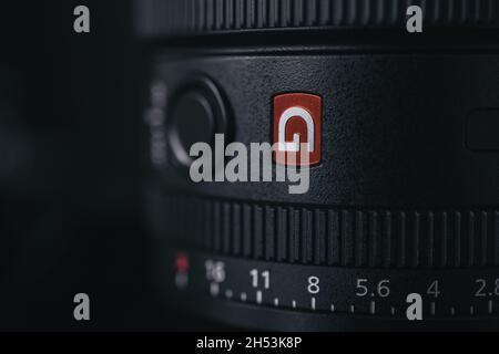 London | UK - 2021.10.09: Nahaufnahme von Produktfotos des Sony FE 24 mm F1.4 GM Objektivs auf schwarzem Schreibtisch Stockfoto