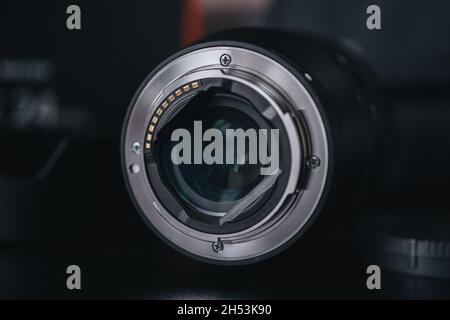 London | UK - 2021.10.09: Nahaufnahme von Produktfotos des Sony FE 24 mm F1.4 GM Objektivs auf schwarzem Schreibtisch Stockfoto