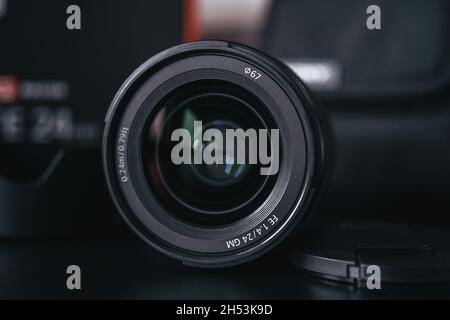 London | UK - 2021.10.09: Nahaufnahme von Produktfotos des Sony FE 24 mm F1.4 GM Objektivs auf schwarzem Schreibtisch Stockfoto