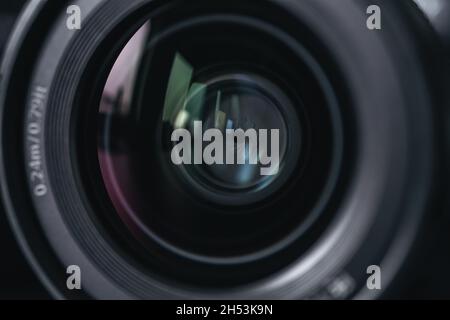 London | UK - 2021.10.09: Nahaufnahme von Produktfotos des Sony FE 24 mm F1.4 GM Objektivs auf schwarzem Schreibtisch Stockfoto