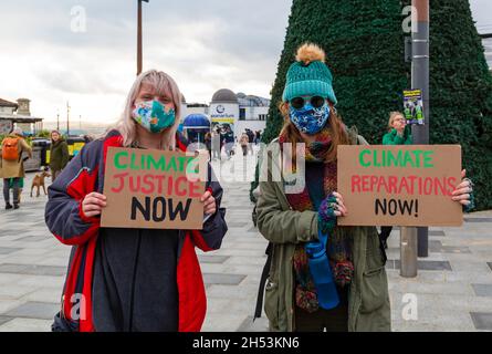 Bournemouth, Dorset, Großbritannien. November 2021. Demonstration und marsch in Bournemouth, während die COP26 Coalition einen globalen Aktionstag fordert, während die UN-Klimakonferenz, die COP26, in Glasgow stattfindet. In vielen Städten und Städten des Landes finden Demonstrationen statt, um die Botschaft zu vermitteln, dass wir jetzt Maßnahmen gegen den Klimawandel brauchen! Quelle: Carolyn Jenkins/Alamy Live News Stockfoto