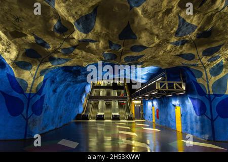 Stockholm, Schweden - 26. Juni 2016: T-Centralen Station der U-Bahn in Stockholm, aus dem Fels gehauen. Blaue Wände. Stockfoto