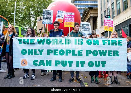 Bristol, Großbritannien, 6. November 2021. Die Demonstranten, die Banner und Plakate zum Klimawandel tragen, sind abgebildet, während sie an einem protestmarsch durch das Zentrum von Bristol teilnehmen. Der Protest war einer von Hunderten, die heute auf der ganzen Welt abgehalten wurden, als Menschen auf die Straße gingen, um die Staats- und Regierungschefs der Welt dazu zu bewegen, beim Treffen ihrer Verhandlungsführer in Glasgow auf der COP 2021 der UN-Klimakonferenz zu handeln. Quelle: Lynchpics/Alamy Live News Stockfoto