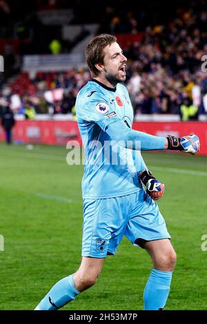 London, Großbritannien. November 2021. Tim Krul von Norwich City feiert den ersten Saisonsieg während des Premier League-Spiels zwischen Brentford und Norwich City im Brentford Community Stadium am 6. November 2021 in London, England. (Foto von Mick Kearns/phcimages.com) Credit: PHC Images/Alamy Live News Stockfoto