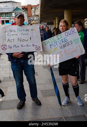 Bournemouth, Dorset, Großbritannien. November 2021. Demonstration und marsch in Bournemouth, während die COP26 Coalition einen globalen Aktionstag fordert, während die UN-Klimakonferenz, die COP26, in Glasgow stattfindet. In vielen Städten und Städten des Landes finden Demonstrationen statt, um die Botschaft zu vermitteln, dass wir jetzt Maßnahmen gegen den Klimawandel brauchen! Quelle: Carolyn Jenkins/Alamy Live News Stockfoto