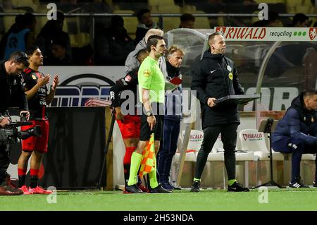 VELSEN-ZUID, NIEDERLANDE - 6. NOVEMBER: Assistenzschiedsrichter Dyon Fikkert, Vierter Offizieller Stjn van Zuilinchem während des niederländischen Keukenkampioendivisie-Spiels zwischen Telstar und Excelsior im BUKO-Stadion am 6. November 2021 in Velsen-Zuid, Niederlande (Foto: Hans van der Valk/Orange Picles) Stockfoto