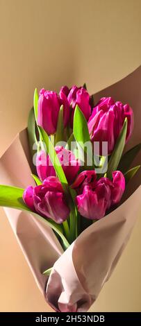 Vertikale Nahaufnahme von schönen rosa Tulpen in einer Papierverpackung Stockfoto
