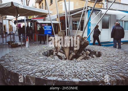 NIKOSIA, ZYPERN - 20. FEBRUAR 2017: Bürgerrechtsdenkmal. Ledra Straße Kreuzung Punkt Denkmal mit Menschen zu Fuß Nicosia, Zypern Stockfoto