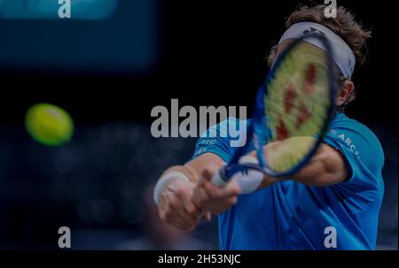 Paris, Frankreich. November 2021. Casper Ruud (NOR) in der Accorhotels Arena, am 05 2021. November in Paris, Frankreich, im Einsatz während des Rolex Paris Masters 2021, einem Spiel zwischen Casper Ruud (NOR) und Alexander Zverev (GER), ATP Tennis Masters 1000. Foto von Loic Baratoux/ABACAPRESS.COM Quelle: Abaca Press/Alamy Live News Stockfoto