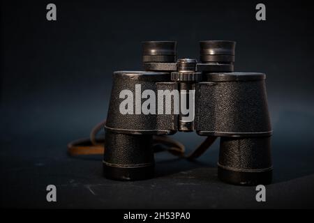 Vintage-Binokurare isoliert auf schwarzem Hintergrund mit Reflexion Stockfoto