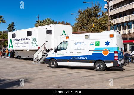 Huelva, Spanien - 5. November 2021:Mobile Impfung gegen Covid-19-Coronavirus und Grippeimpfstoff Stockfoto