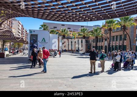 Huelva, Spanien - 5. November 2021:Mobile Impfung gegen Covid-19-Coronavirus und Grippeimpfstoff Stockfoto