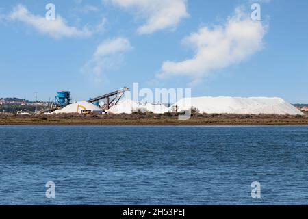 Natürliche Meersalzproduktion in Marismas del Odiel, Huelva, Andalusien, Spanien Stockfoto