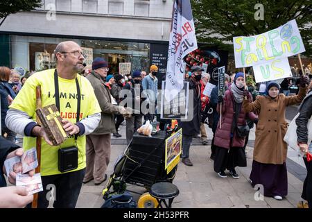 Wiedergeboren ruft der christliche Straßenprediger den Protestierenden zu, dass der Planet ohne Gott nicht gerettet werden kann, während sich die Demonstranten am 6. November 2021 in Birmingham, Großbritannien, für die Unterstützung und den Schutz der biologischen Vielfalt beim ‘Global Day of Action’-marsch der COP26 Coalition und bei der Kundgebung für Klimagerechtigkeit versammeln. Während sich die Staats- und Regierungschefs zur Klimakonferenz der Vereinten Nationen versammeln, marschierten Menschen in Städten auf der ganzen Welt für starke, dringende Maßnahmen, die gegen Natur und Klima ergriffen werden müssen. Der Protest hat das Ziel, unsere Landschaften und unsere wilden ‘zu schützen, wiederherzustellen und effektiv zu verwalten Stockfoto