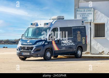 Huelva, Spanien - 5. November 2021: Der Van der nationalen Polizei parkte im Hafen von Huelva Stockfoto