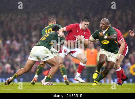 Der walisische Josh Adams (Mitte) wurde vom südafrikanischen Damian de Allende (links) und dem südafrikanischen Bongi Mbonambi beim Spiel der Autumn Internationals im Fürstentum Stadium in Cardiff angegangen. Bilddatum: Samstag, 6. November 2021. Siehe PA Story RUGBYU Wales. Bildnachweis sollte lauten: David Davies/PA Wire. EINSCHRÄNKUNGEN: Die Nutzung unterliegt Einschränkungen. Nur redaktionelle Verwendung, keine kommerzielle Nutzung ohne vorherige Zustimmung des Rechteinhabers. Stockfoto