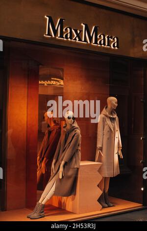 MOSKAU, RUSSLAND - 23. SEPTEMBER 2021: MaxMara-Logo auf der Schaufenster im Einkaufszentrum mit Schaufensterpuppen in Herbstkleidung. Fallen Stockfoto