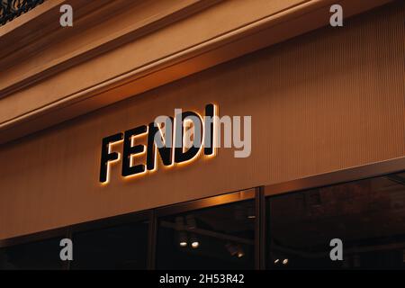 MOSKAU, RUSSLAND - 23. SEPTEMBER 2021: FENDI-Logo-Singboard auf der Schaufenster im Einkaufszentrum. Fendi ist ein internationaler italienischer Luxus Stockfoto