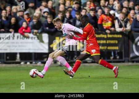 BANBURY, GBR. 6. NOVEMBER Barrows James Jones wird am Samstag, den 6. November 2021, während der ersten Hälfte des FA Cup-Spiels zwischen Banbury United und Barrow im Banbury Plant Hire Community Stadium, Banbury, von Ben Acquaye von Banbury United herausgefordert. (Kredit: John Cripps | MI Nachrichten) Kredit: MI Nachrichten & Sport /Alamy Live Nachrichten Stockfoto