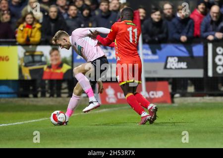 BANBURY, GBR. 6. NOVEMBER Barrows James Jones wird am Samstag, den 6. November 2021, während der ersten Hälfte des FA Cup-Spiels zwischen Banbury United und Barrow im Banbury Plant Hire Community Stadium, Banbury, von Ben Acquaye von Banbury United herausgefordert. (Kredit: John Cripps | MI Nachrichten) Kredit: MI Nachrichten & Sport /Alamy Live Nachrichten Stockfoto