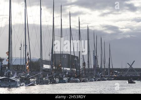 IMOCA Boote im Hafen von Le Havre vor dem Start der 15. Ausgabe des Transat Jacques Vabre, Segelrennen von Le Havre, Frankreich nach Fort de France, Martinique, am 7. November 2021 - Foto Pierre Bourras / DPPI Stockfoto