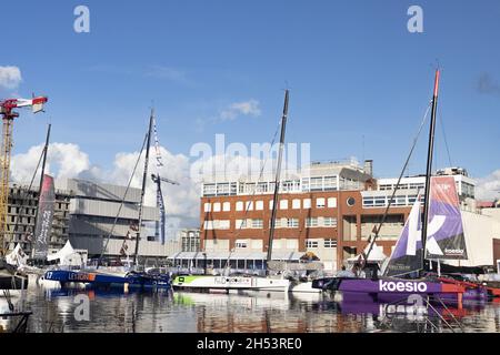 Ozean fünfzig Boote im Hafen von Le Havre vor dem Start der 15. Ausgabe der Transat Jacques Vabre, Segelrennen von Le Havre, Frankreich nach Fort de France, Martinique, am 7. November 2021 - Foto Pierre Bourras / DPPI Stockfoto