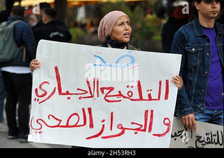 6. November 2021: Tunis, Tunesien. 06. November 2021. Ein paar Dutzend Menschen protestieren gegen die obligatorischen Impfungen und Covid geht vor dem Stadttheater in der tunesischen Hauptstadt. Die Demonstranten erhoben Slogans gegen Covid-19-Impfstoffe und die Verpflichtung zum Bestehen des Impfstoffs, hinterfragten ihre Sicherheit und äußerten Ängste vor möglichen Nebenwirkungen. Tunesische Behörden haben kürzlich bekannt gegeben, dass ein Nachweis für eine vollständige Impfung sowohl für die Teilnahme an öffentlichen als auch privaten Versammlungen erforderlich ist, wobei ein Covid-19-Impfpass auch für den Eintritt in öffentliche und private Bereiche wie erforderlich wird Stockfoto